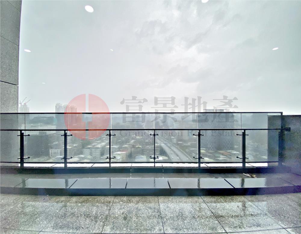 *忠孝敦化*樓中樓露台戶*3套房＋傭房*5車位